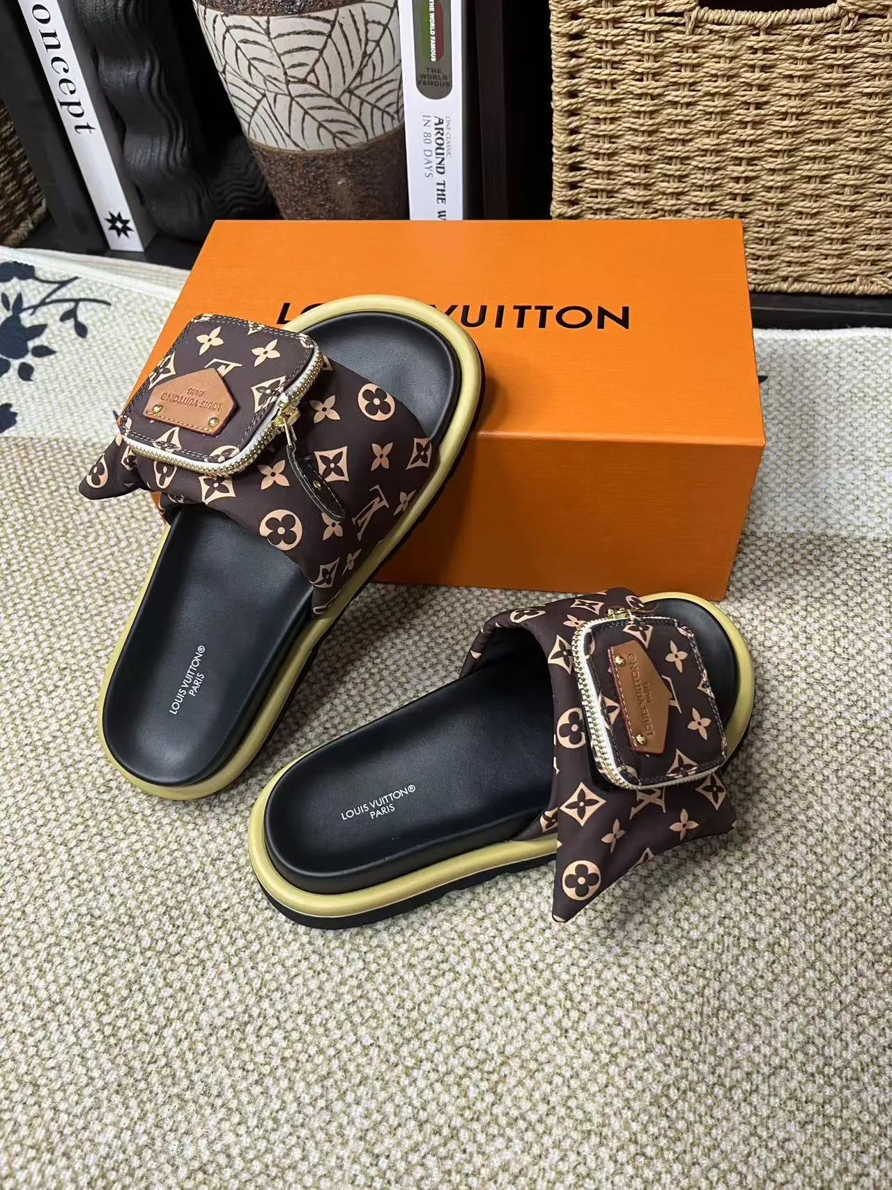 P380 yuan LV Louis Vuitton Full of high-end feel! A popular model among bloggers at home and abroad, it’s retro and fashionable, and looks stunning on your feet! Mainly recommended model on the official website★ ━━━━━ ЅᏇєєt ━━━━━ ▪️Upper: original calfskin ➕5D printing process ▪️Inner: imported mixed sheepskin ▪️Outsole: original molded foam outsole ▪️Size: Female 35-40 Men's 39-44 (women's 41 men's 45)